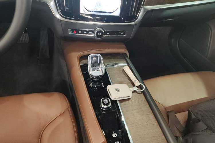 Used Volvo V90 2024 Cross Country B5 AWD Smart Range Edition Gear Lever