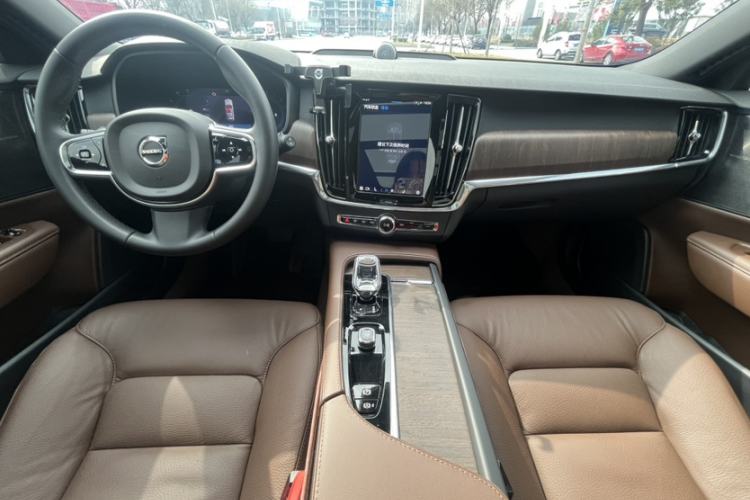 Used Volvo V90 2024 Cross Country B5 AWD Smart Range Edition Interior 1