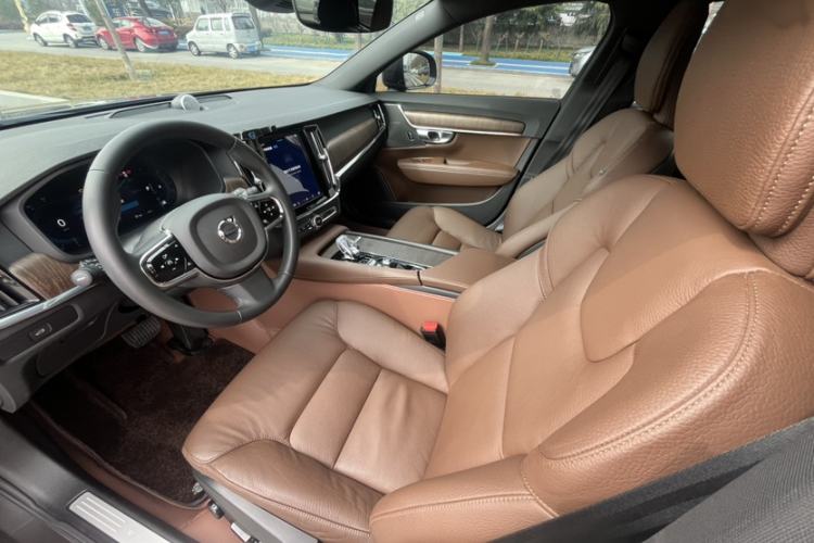 Used Volvo V90 2024 Cross Country B5 AWD Smart Range Edition Interior 4