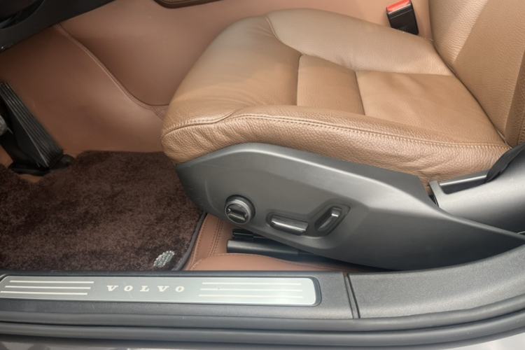 Used Volvo V90 2024 Cross Country B5 AWD Smart Range Edition Interior 5