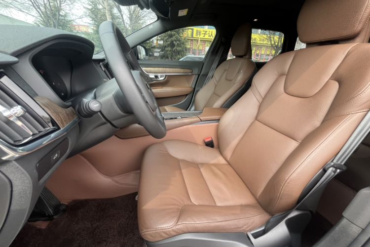 Used Volvo V90 2024 Cross Country B5 AWD Smart Range Edition Interior 6