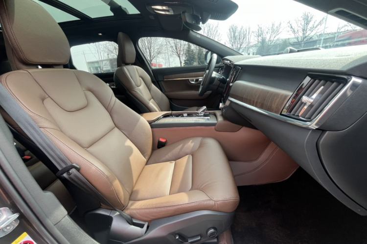 Used Volvo V90 2024 Cross Country B5 AWD Smart Range Edition Interior 9