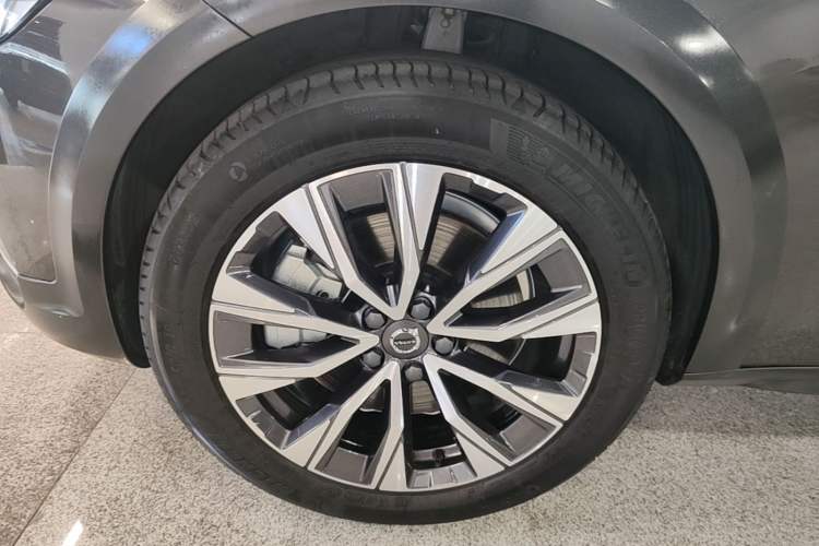 Used Volvo V90 2024 Cross Country B5 AWD Smart Range Edition Left Front Wheel Hub