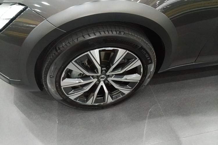 Used Volvo V90 2024 Cross Country B5 AWD Smart Range Edition Left Front Wheel Hub