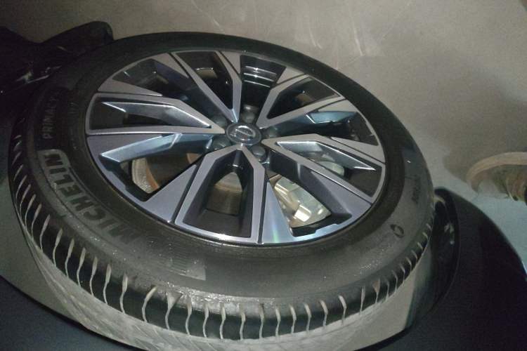 Used Volvo V90 2024 Cross Country B5 AWD Smart Range Edition Left Front Wheel Hub
