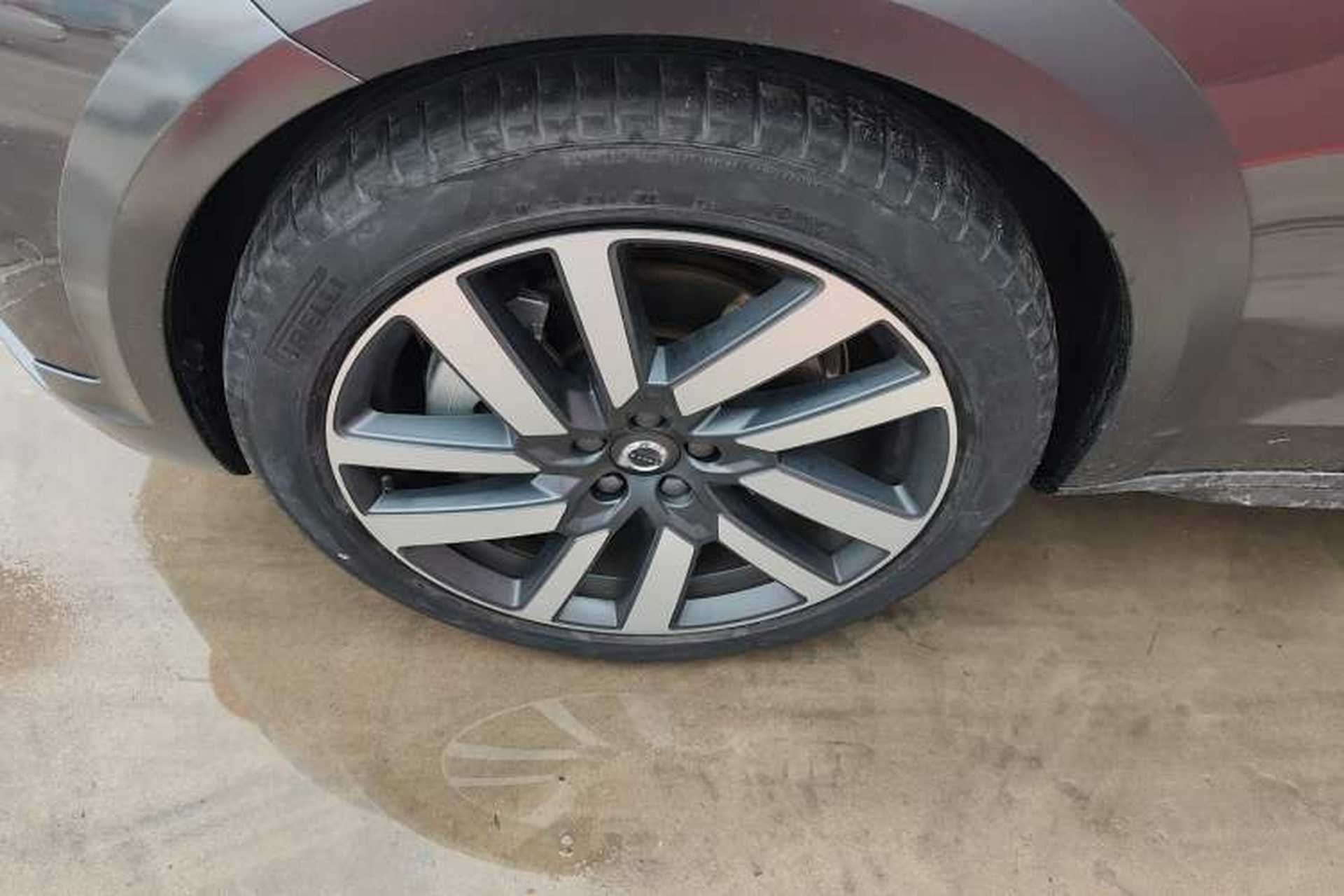 Used Volvo V90 2024 Cross Country B5 AWD Prestige Edition Left Front Wheel Hub