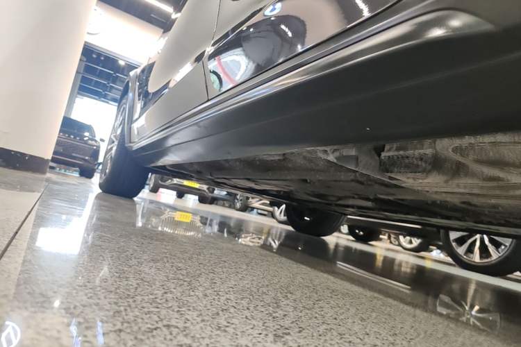 Used Volvo V90 2024 Cross Country B5 AWD Smart Range Edition Left Side Sill