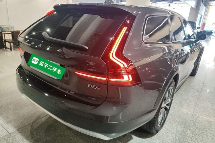 Used Volvo V90 2024 Cross Country B5 AWD Smart Range Edition Rear Right 45 Deg