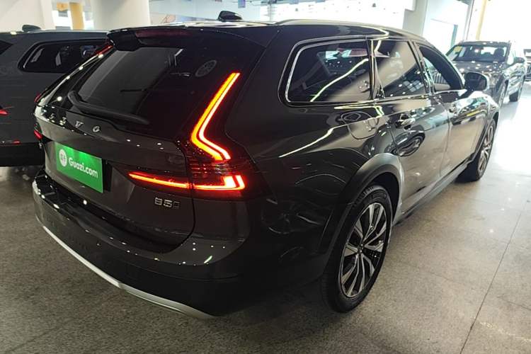 Used Volvo V90 2024 Cross Country B5 AWD Smart Range Edition Rear Right 45 Deg