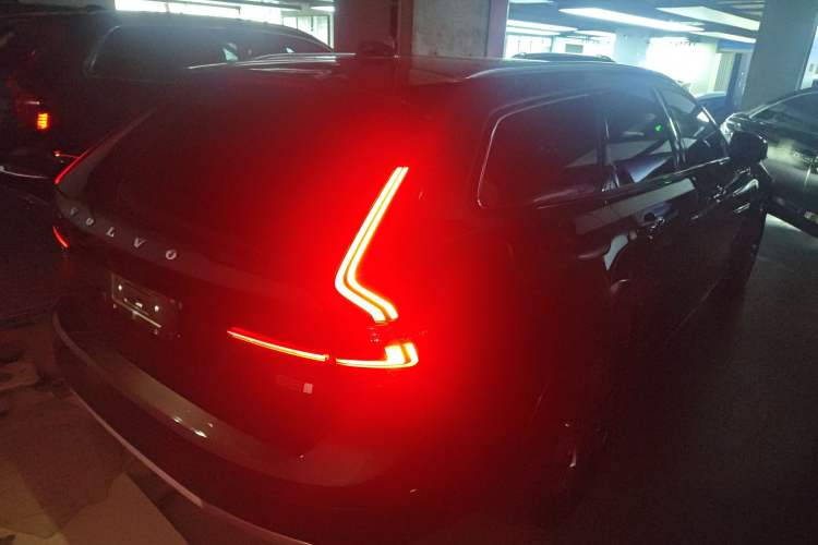 Used Volvo V90 2024 Cross Country B5 AWD Smart Range Edition Rear Right 45 Deg