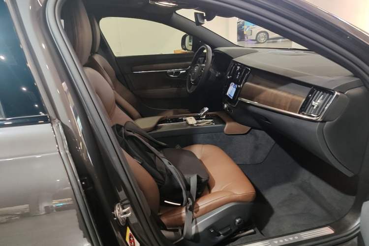 Used Volvo V90 2024 Cross Country B5 AWD Smart Range Edition Right Front Seat