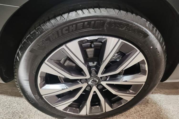 Used Volvo V90 2024 Cross Country B5 AWD Smart Range Edition Right Rear Wheel Hub