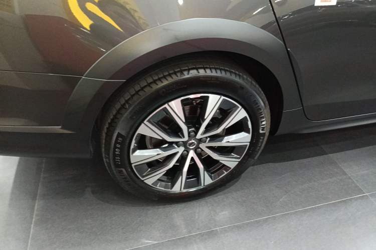 Used Volvo V90 2024 Cross Country B5 AWD Smart Range Edition Right Rear Wheel Hub