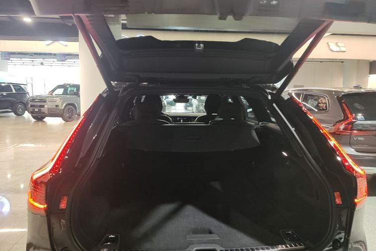 Used Volvo V90 2024 Cross Country B5 AWD Smart Range Edition Trunk
