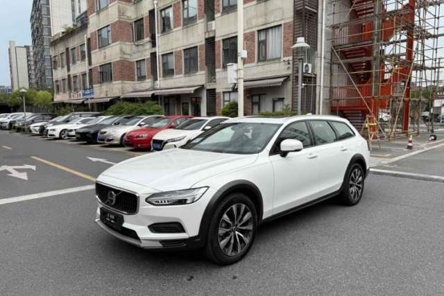 Used Volvo V90 2024 Cross Country B5 AWD Smart Range Edition