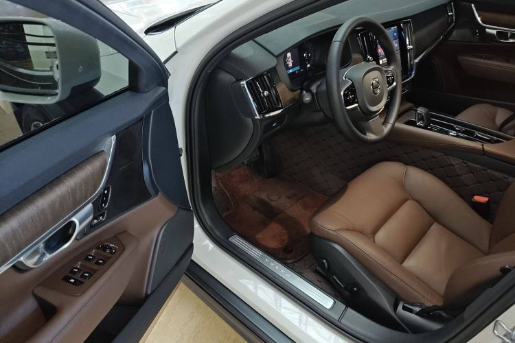 Used Volvo V90 2024 Cross Country B5 AWD Smart Range Edition Driver Seat