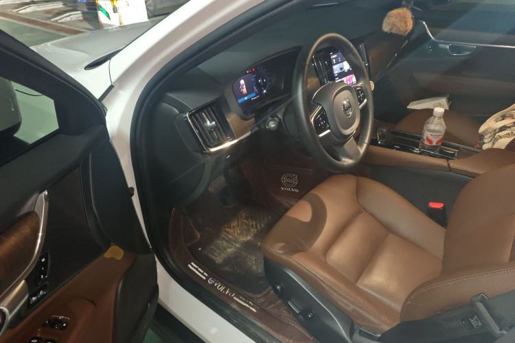 Used Volvo V90 2024 Cross Country B5 AWD Smart Range Edition Driver Seat
