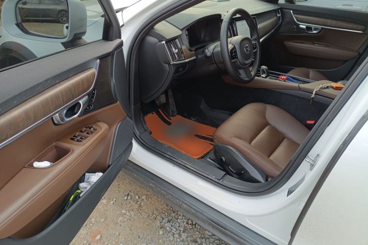 Used Volvo V90 2024 Cross Country B5 AWD Smart Range Edition Driver Seat