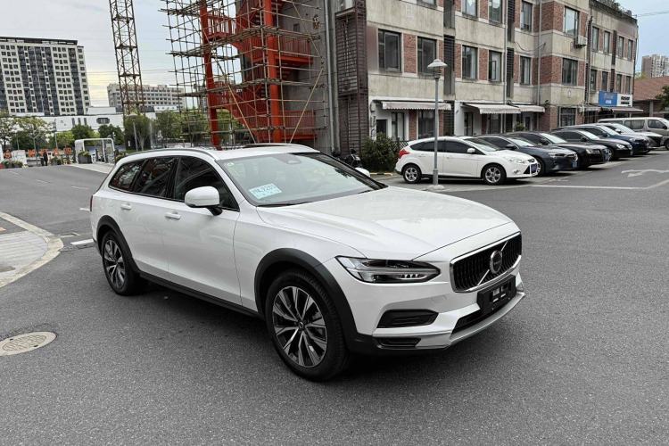 Used Volvo V90 2024 Cross Country B5 AWD Smart Range Edition Exterior 2