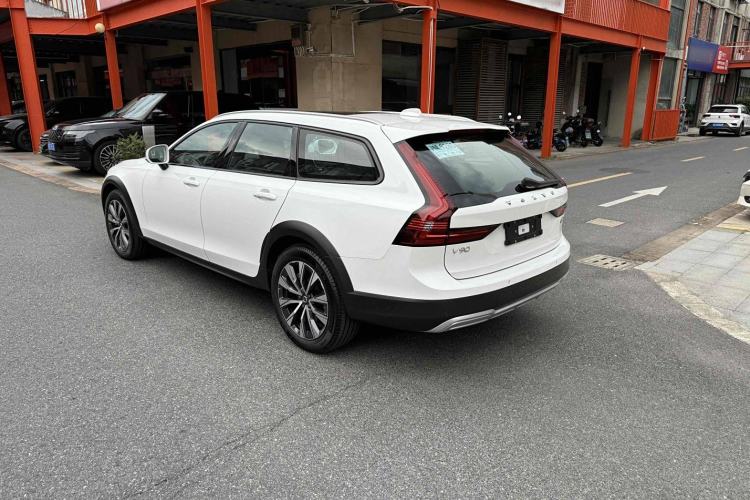 Used Volvo V90 2024 Cross Country B5 AWD Smart Range Edition Exterior 4