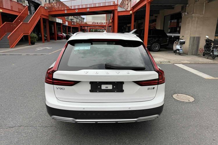 Used Volvo V90 2024 Cross Country B5 AWD Smart Range Edition Exterior 5