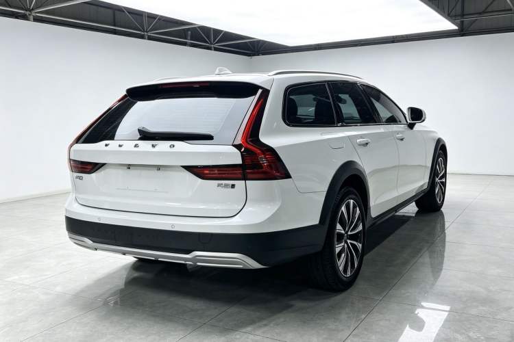 Used Volvo V90 2024 Cross Country B5 AWD Smart Range Edition Exterior 5