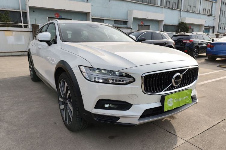 Used Volvo V90 2024 Cross Country B5 AWD Prestige Edition Front Right 45 Deg