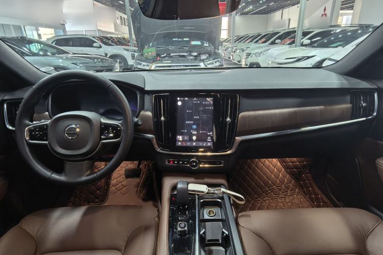 Used Volvo V90 2024 Cross Country B5 AWD Smart Range Edition Interior 1