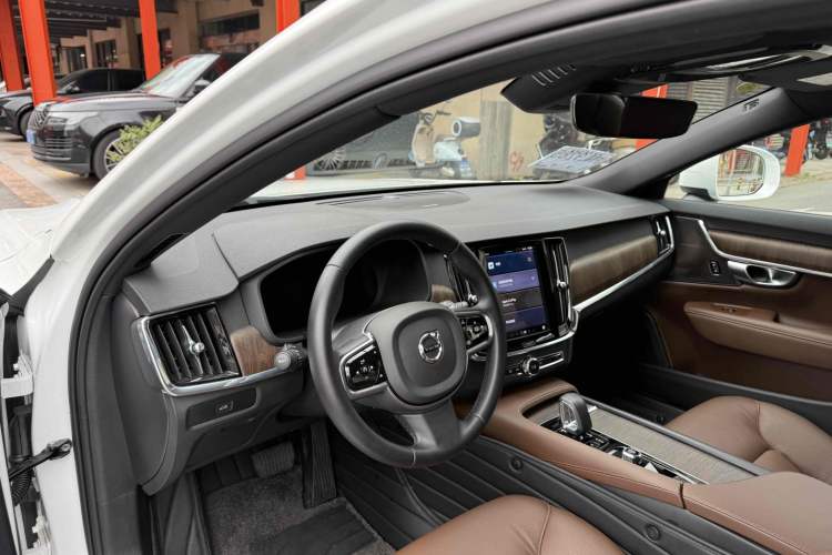 Used Volvo V90 2024 Cross Country B5 AWD Smart Range Edition Interior 3