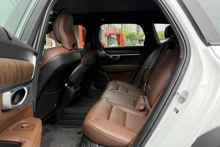 Used Volvo V90 2024 Cross Country B5 AWD Smart Range Edition Interior 4