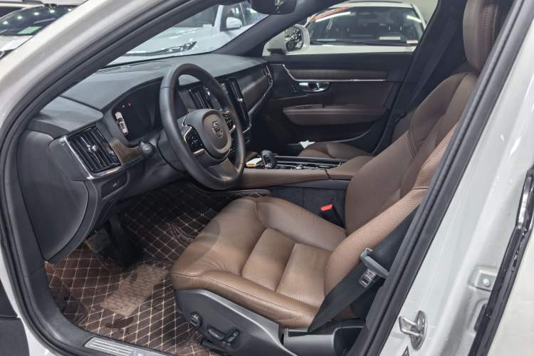 Used Volvo V90 2024 Cross Country B5 AWD Smart Range Edition Interior 4