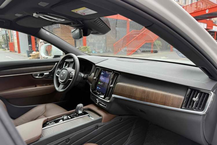 Used Volvo V90 2024 Cross Country B5 AWD Smart Range Edition Interior 5