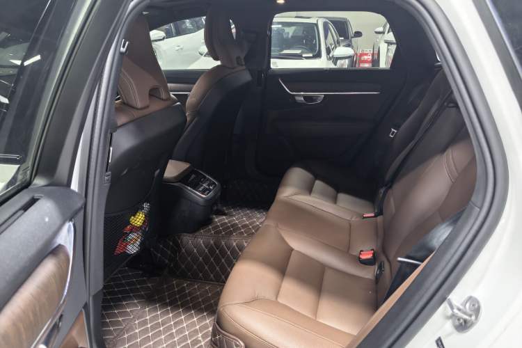 Used Volvo V90 2024 Cross Country B5 AWD Smart Range Edition Interior 5