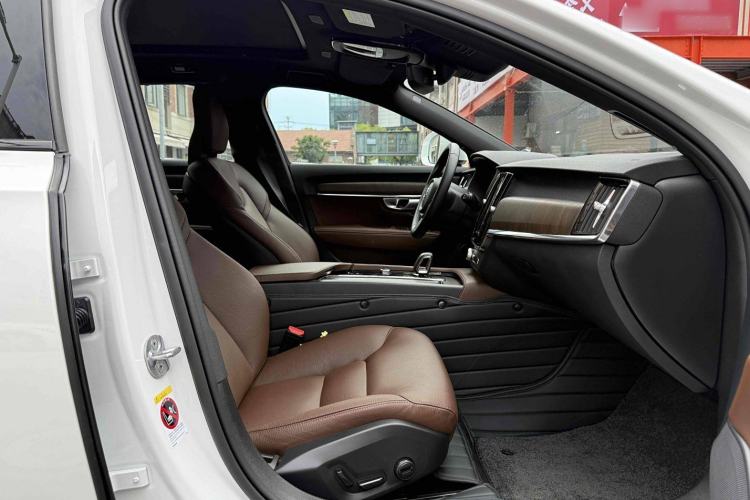 Used Volvo V90 2024 Cross Country B5 AWD Smart Range Edition Interior 7