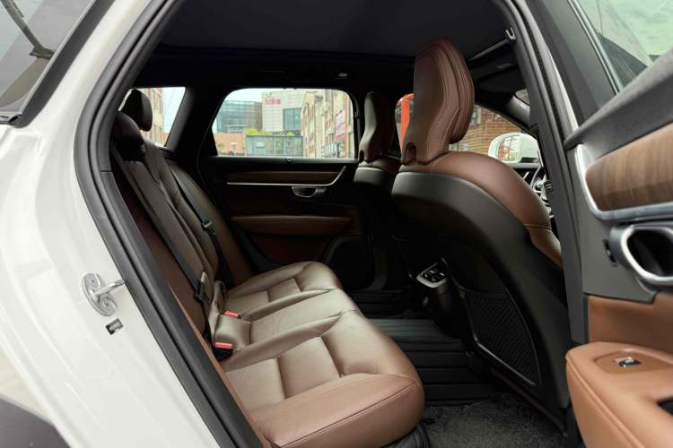 Used Volvo V90 2024 Cross Country B5 AWD Smart Range Edition Interior 8