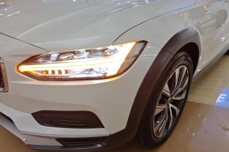 Used Volvo V90 2024 Cross Country B5 AWD Smart Range Edition Left Front Headlight