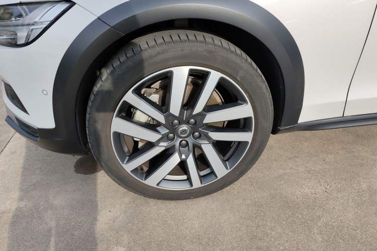 Used Volvo V90 2024 Cross Country B5 AWD Prestige Edition Left Front Wheel Hub