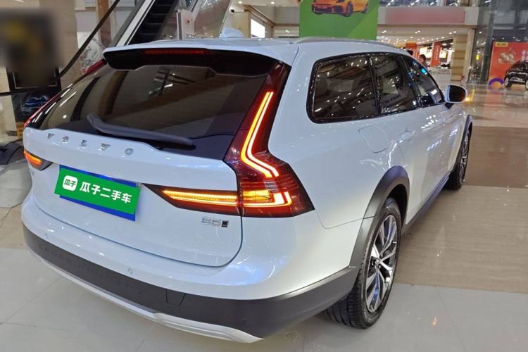 Used Volvo V90 2024 Cross Country B5 AWD Smart Range Edition Rear Right 45 Deg