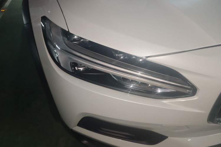 Used Volvo V90 2024 Cross Country B5 AWD Smart Range Edition Right Front Headlight