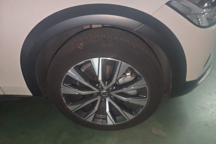 Used Volvo V90 2024 Cross Country B5 AWD Smart Range Edition Right Front Wheel Hub