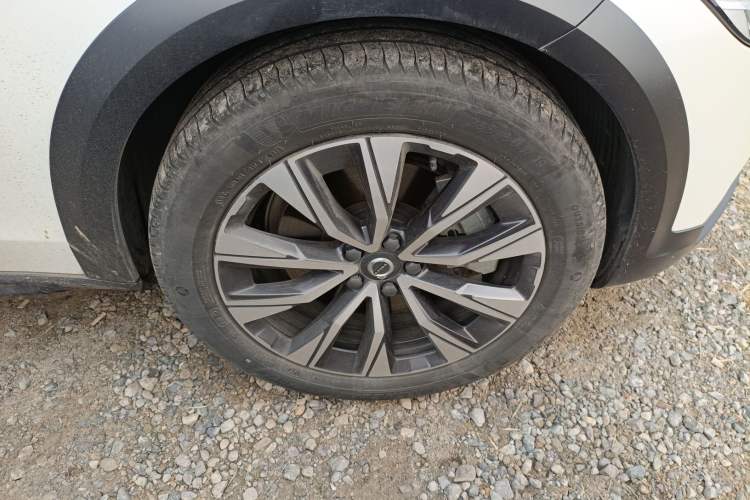 Used Volvo V90 2024 Cross Country B5 AWD Smart Range Edition Right Front Wheel Hub