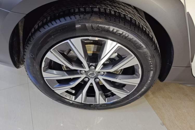 Used Volvo V90 2024 Cross Country B5 AWD Smart Range Edition Right Rear Wheel Hub
