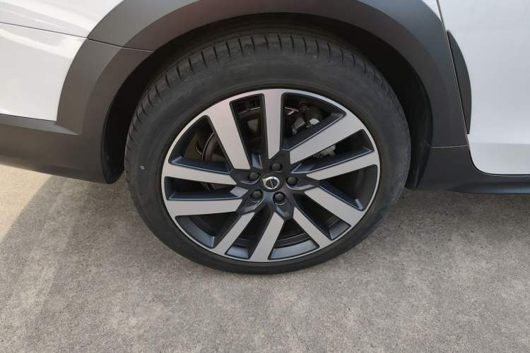 Used Volvo V90 2024 Cross Country B5 AWD Prestige Edition Right Rear Wheel Hub