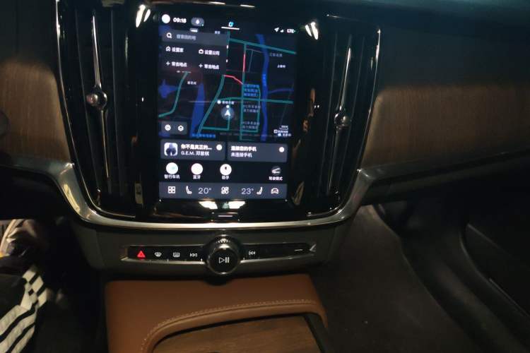 Used Volvo V90 2025 Cross Country B5 AWD Smart Range Edition Audio And AC Panel