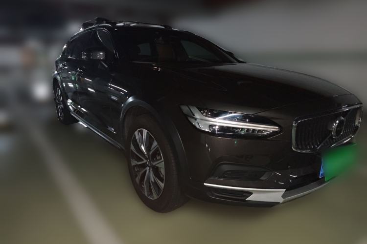 Used Volvo V90 2025 Cross Country B5 AWD Smart Range Edition Front Right 45 Deg