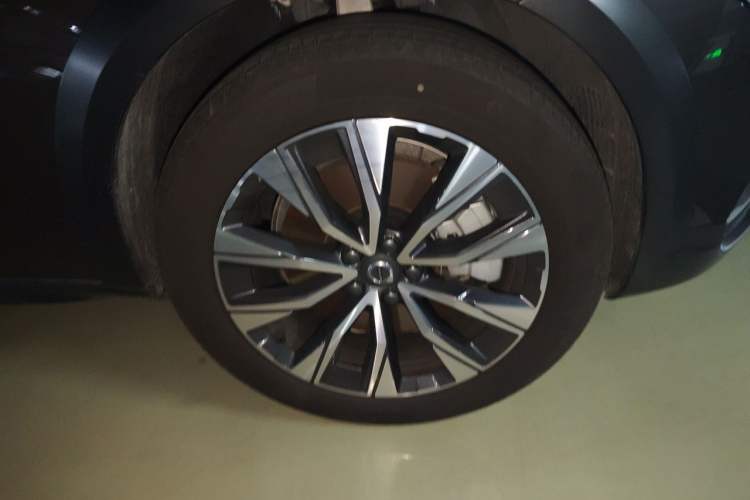 Used Volvo V90 2025 Cross Country B5 AWD Smart Range Edition Right Front Wheel Hub