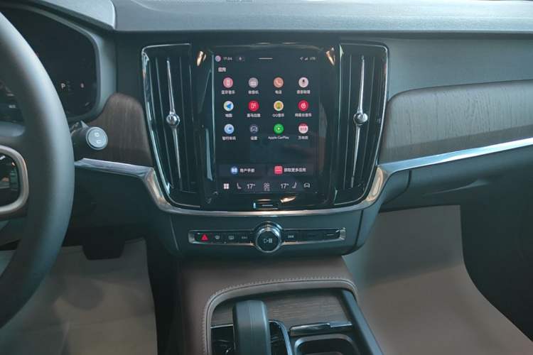 Used Volvo V90 2025 Cross Country B5 AWD Smart Range Edition Audio And AC Panel