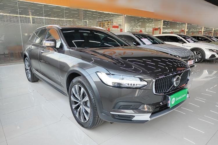Used Volvo V90 2025 Cross Country B5 AWD Smart Range Edition Front Right 45 Deg