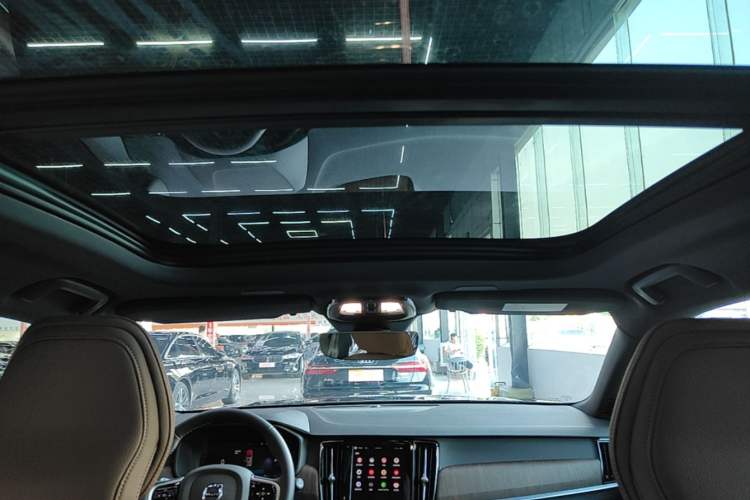 Used Volvo V90 2025 Cross Country B5 AWD Smart Range Edition Headliner