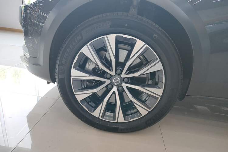 Used Volvo V90 2025 Cross Country B5 AWD Smart Range Edition Left Front Wheel Hub